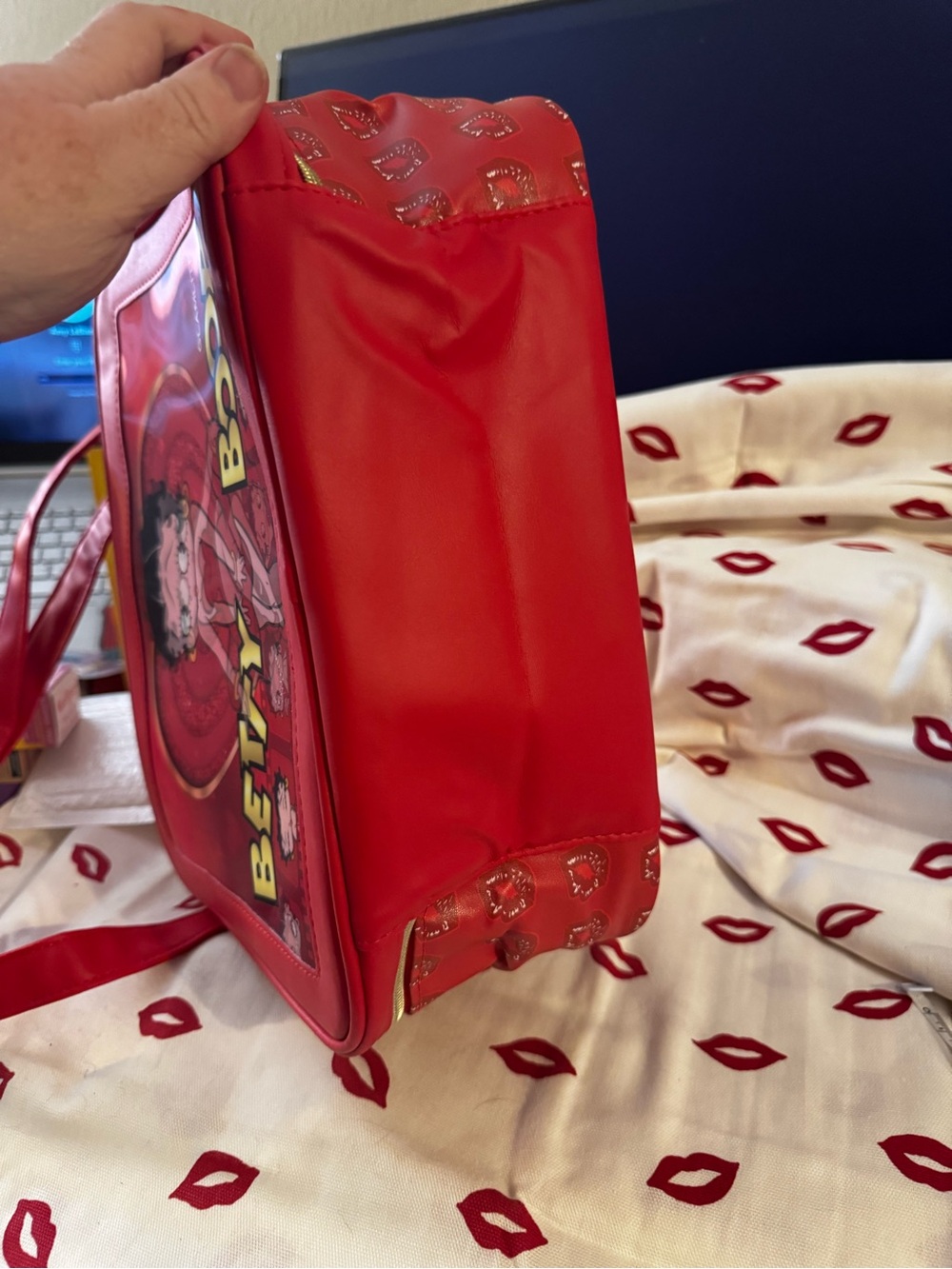 Betty Boop Red Cosmetic Bag - Glamlite lenticular motion with crossbody strap - Picture 5 of 9